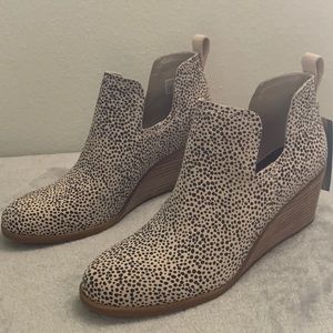 TOMS Women’s Kallie Suede Wedge Macadamia New With Tags Never Worn Size 9 Shoes